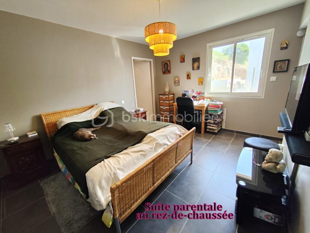 MONTREDON DES CORBIÈRES – VILLA moderne 5 pièces 165m² habitable avec VUE EXCEPTIONNELLE – GRANDE CUISINE EQUIPEE – ARRIÈRE CUISINE – GARAGE 18m² avec mezzanine – 4 CHAMBRES dont GRANDE SUITE PARENTALE – CLIM GAINABLE sur PARCELLE 585m² – 5 pièces – 4 chambres – 165 m²