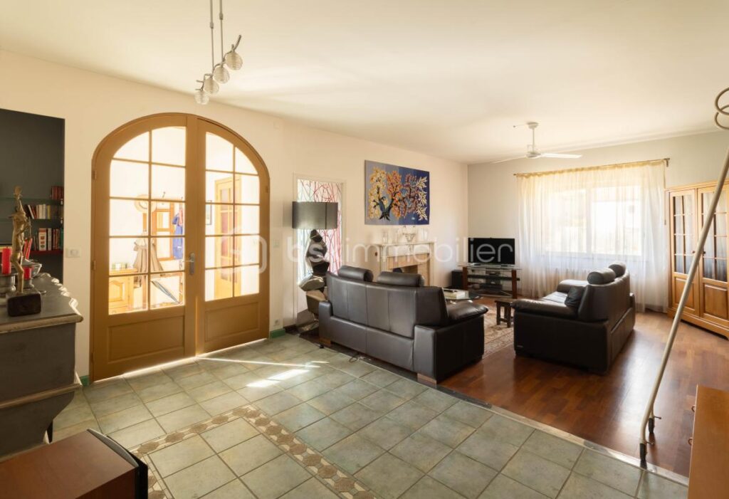 Demeure de caractère avec ascenseur, dépendances et terrain piscinable – 8 pièces – 6 chambres – 255 m²