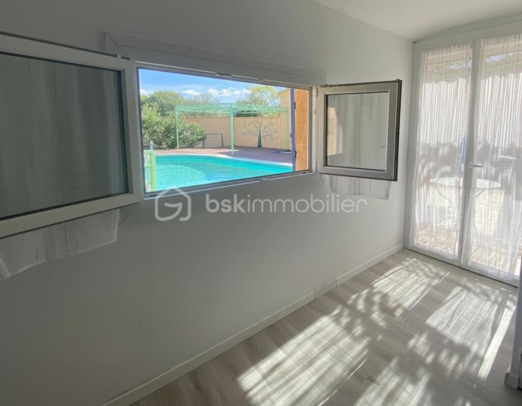 Maison de plain-pied avec piscine, jardin entièrement clôturé avec vue dégagée sur les monts du Luberon – 7 pièces – 4 chambres – 150 m²