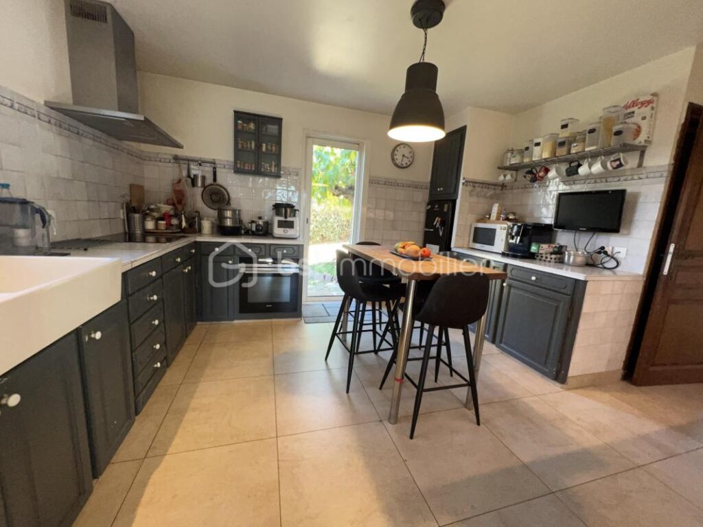 Vue Spectaculaire sur le Rocher : L’Art de Vivre Provençal à La Bouverie – 6 pièces – 4 chambres – 186 m²