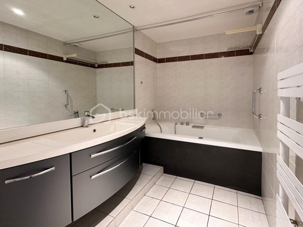 ANNECY CENTRE APPARTEMENT T4 A RENOVER QUARTIER DES ROMAINS – 4 pièces – 3 chambres – 93 m²