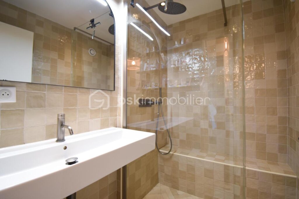 A la vente T3 entièrement rénové au 3ème et dernier étage! – 3 pièces – 2 chambres – 52 m²