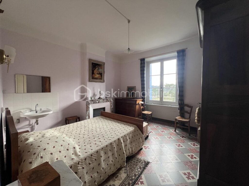 Maison de caractère avec annexe sur les hauteurs – 7 pièces – 5 chambres – 136 m²