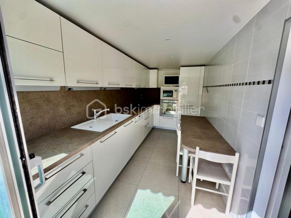 Rare à Menton – Grand duplex lumineux au dernier étage, avec terrasse et vue dégagée – 4 pièces – 3 chambres – 95 m²