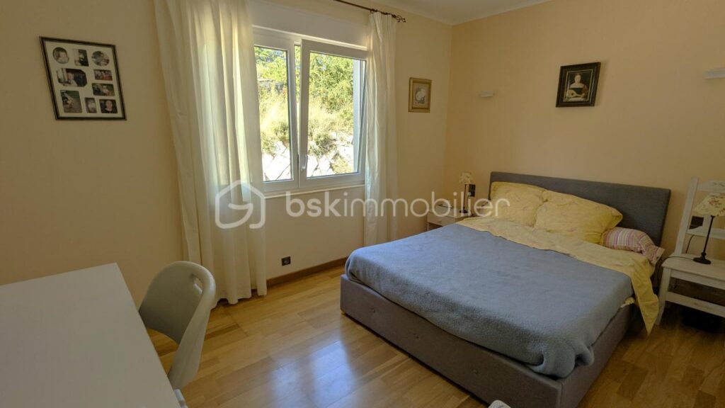 Ensemble de 2 habitations sur une belle parcelle arborée – 8 pièces – 6 chambres – 227 m²