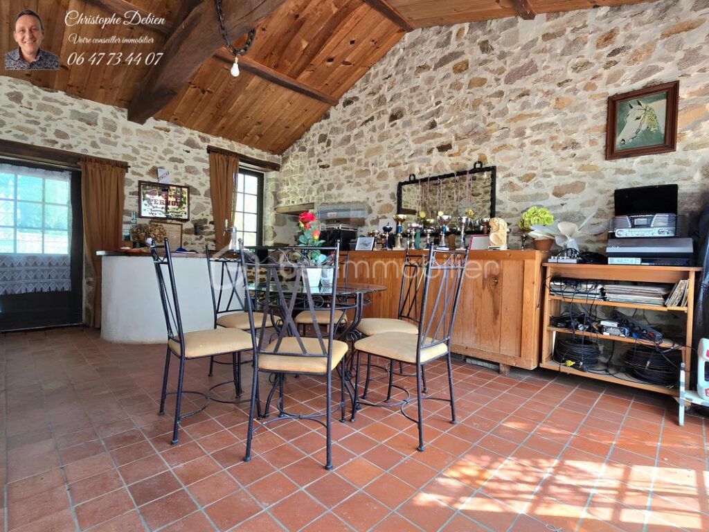 Entre nature, confort et authenticité – Un lieu de vie rare à découvrir aux Lucs-sur-Boulogne – 7 pièces – 4 chambres – 200 m²