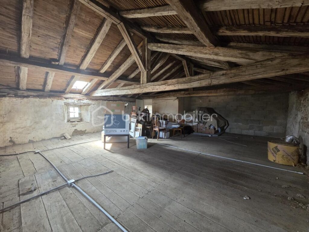 Maison de caractère 100 m² à Limalonges avec jardin, garage et cave voutée – 3 pièces – 2 chambres – 100 m²