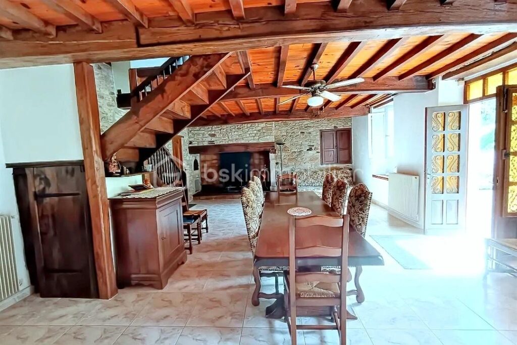 Maison isolée au calme mais proche des commerces entre Pau et Oloron – 4 pièces – 2 chambres – 155 m²