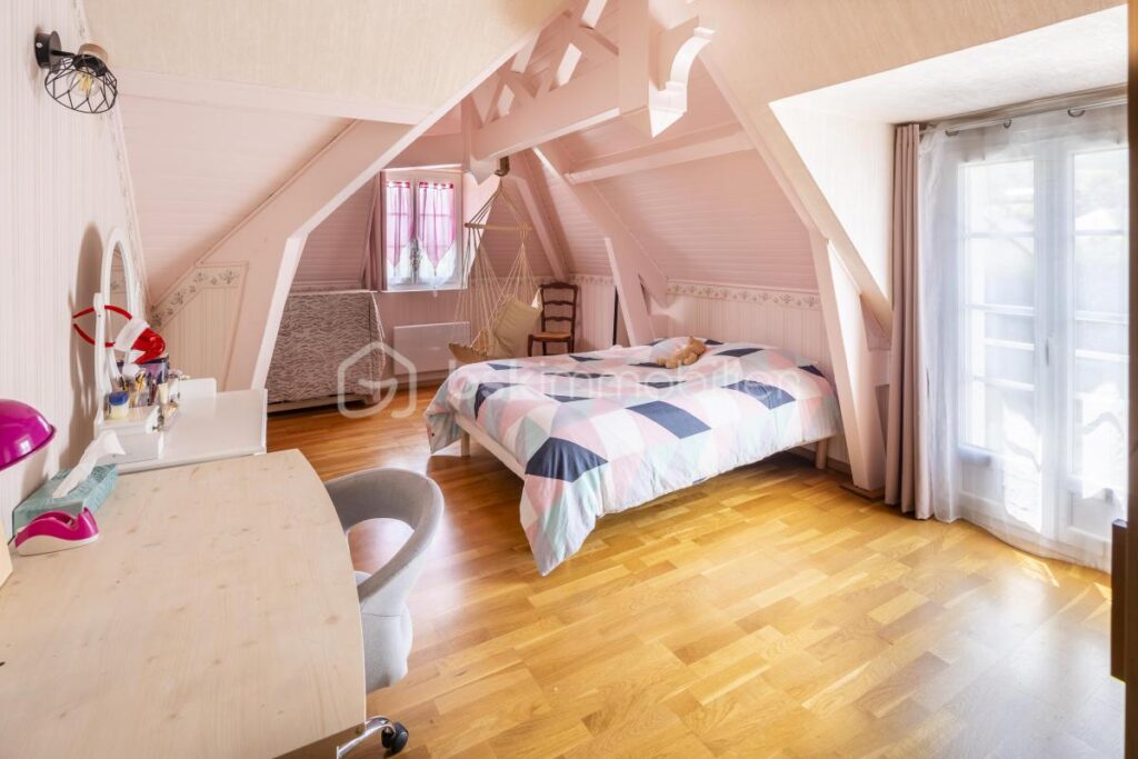 Propriété comprenant une maison d’habitation et un Gîte idéalement située – 13 pièces – 7 chambres – 324 m²