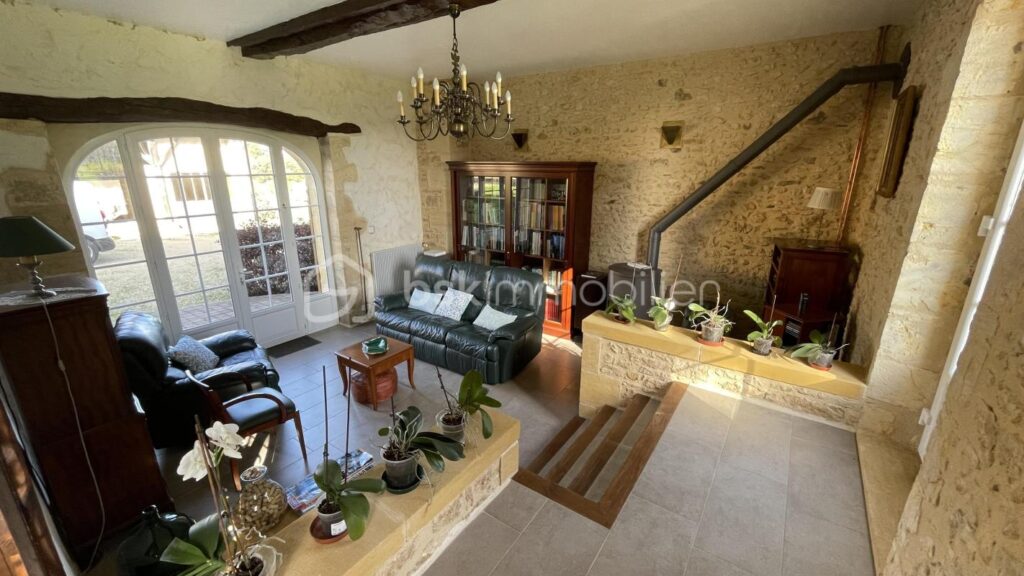 Magnifique bâtisse en pierre de 219m² habitable avec environ 658m² de dépendance sur 10600m² partiellement clos – 7 pièces – 4 chambres – 219 m²