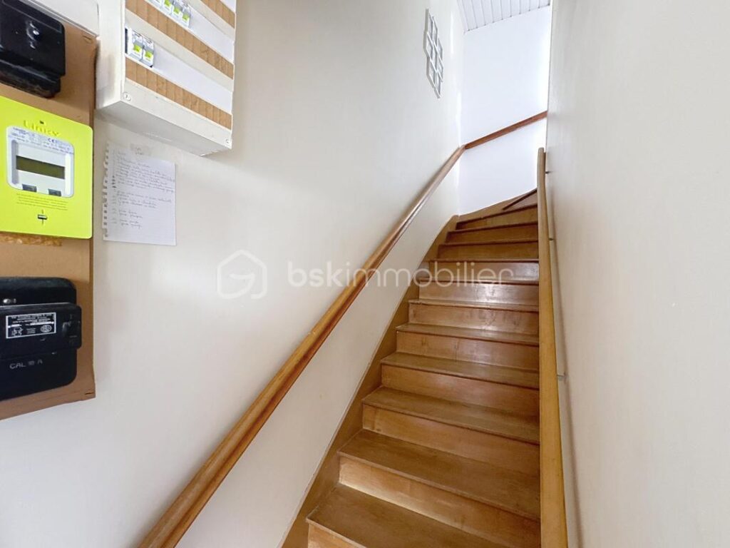 Maison de ville rénovée au coeur de Montebourg – Avec terrain, cour arrière, grange – 4 pièces – 2 chambres – 94 m²