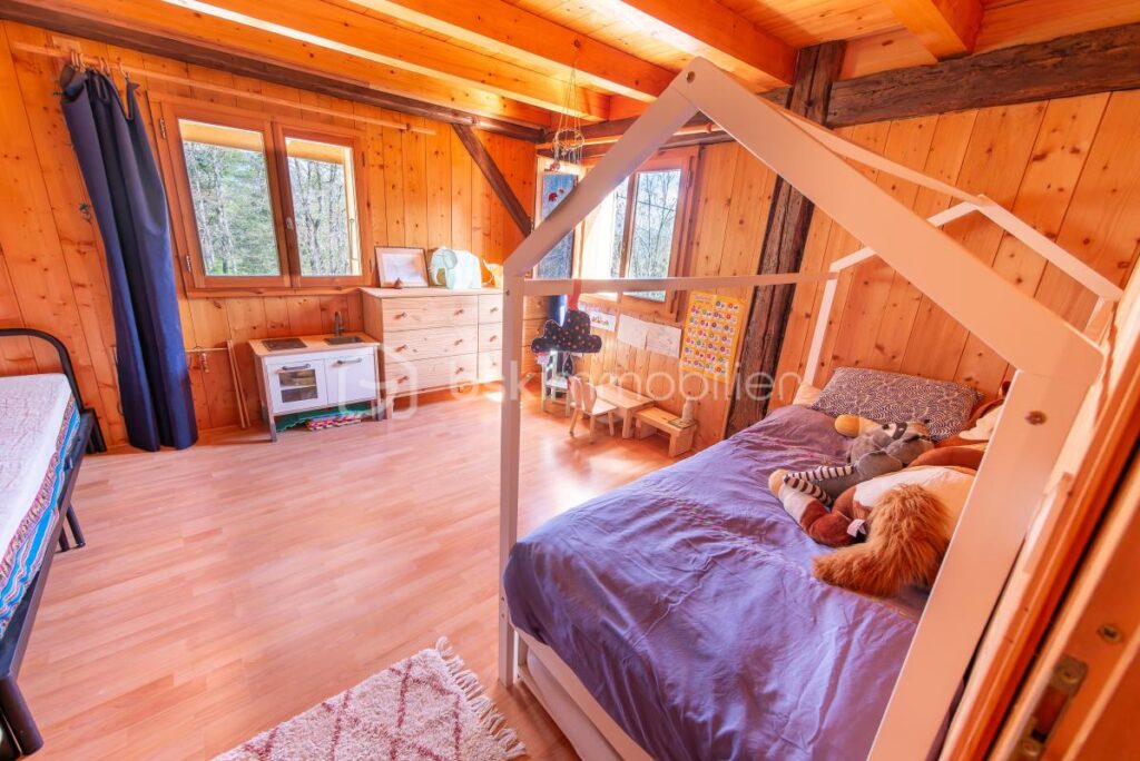 74130 – BRIZON – CHALET RÉNOVÉ 160M2 (144M2 HABITABLES) – TERRASSE, POTAGER – SUPERBE CADRE NATUREL – PROCHE DE LA VALLÉE DE L’ARVE – 6 pièces – 3 chambres – 144 m²
