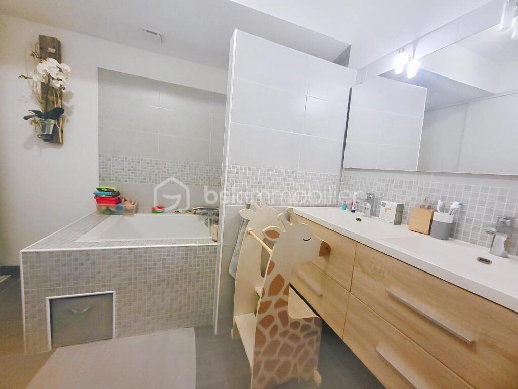 MAISON EN PIERRE- 4 CHAMBRES-JARDIN-PISCINE-GARAGE – 7 pièces – 4 chambres – 192 m²