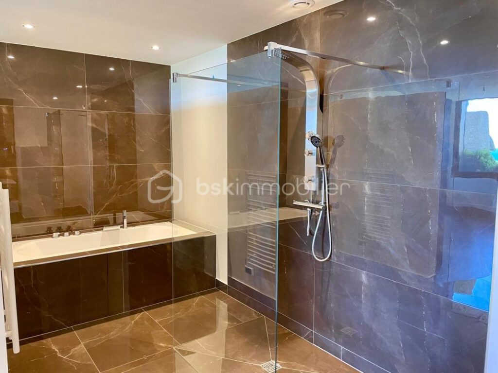 SOUS OFFRE- CO- EXCLUSIVITE – CANNES – CROIX DES GARDES – 132 M² – 4 PIECES – VUE MER – CALME – PISCINE – PARKING – 4 pièces – 3 chambres – 132 m²