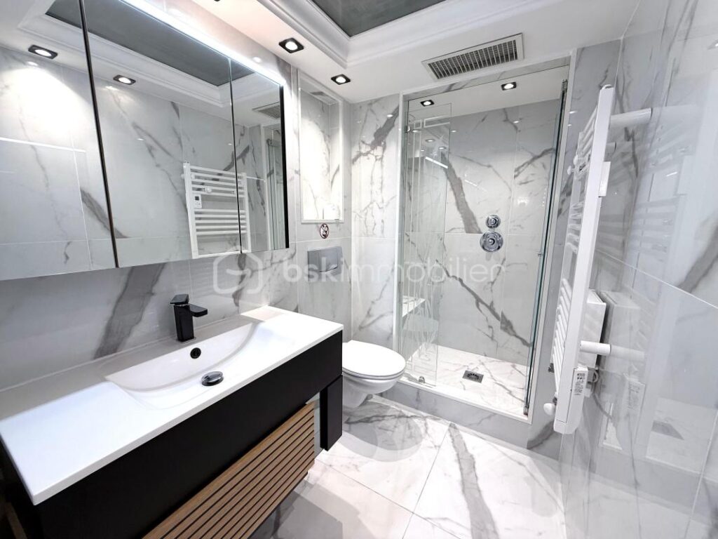 CANNES CROISETTE – VUE MER PANORAMIQUE – APPARTEMENT 107M² – 3 CHAMBRES – PARKING – CARRE D’OR – 4 pièces – 3 chambres – 107 m²