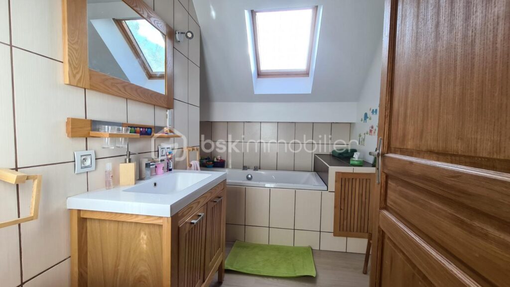 Maison familiale avec piscine et entièrement connectée !! – 5 pièces – 4 chambres – 150 m²