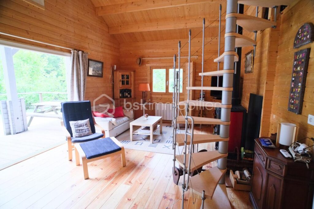 Chalet récent en bois au bord de la rivière sur un terrain plat de 5 460 m² – 3 pièces – 2 chambres – 70 m²