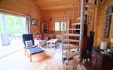 Chalet récent en bois au bord de la rivière sur un terrain plat de 5 460 m² – 3 pièces – 2 chambres – 70 m²