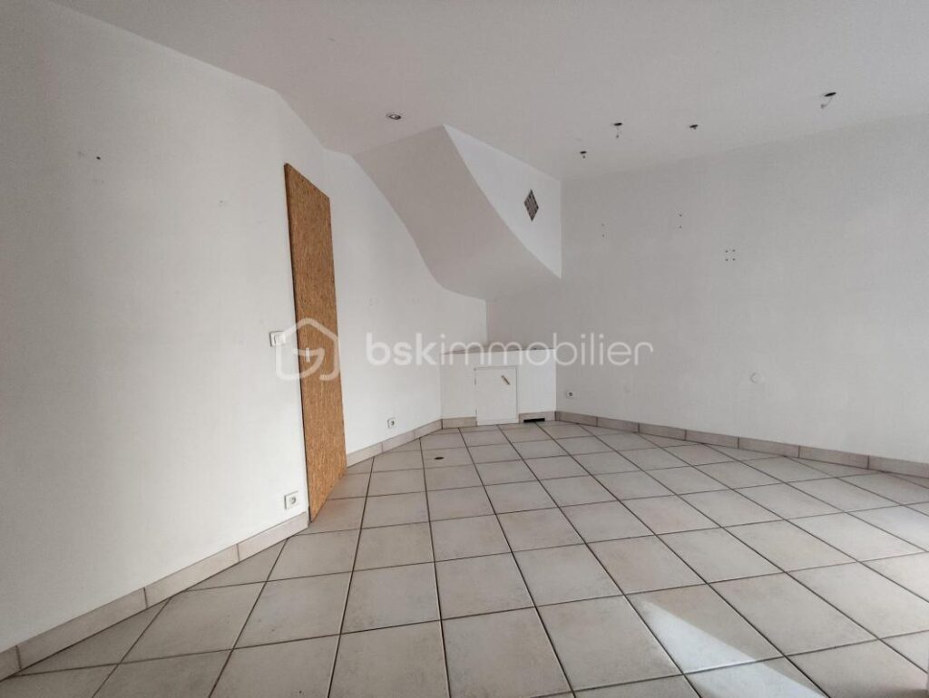 IMMEUBLE PROCHE DES COMMODITES – 7 pièces – NR chambres – 140 m²