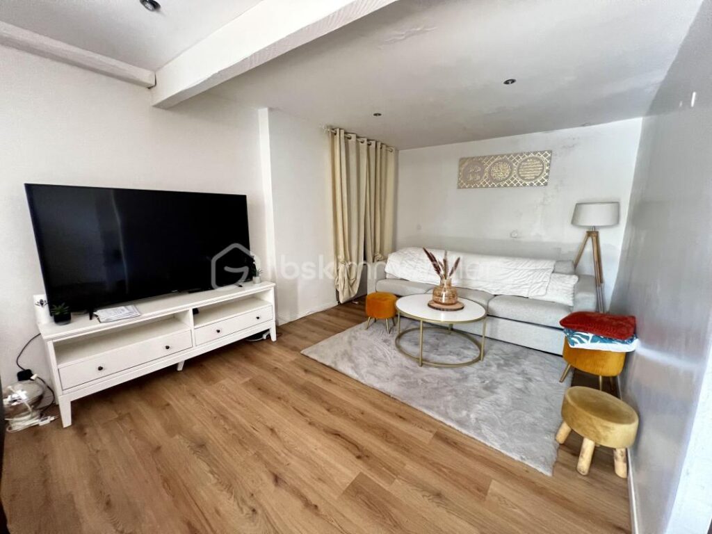 Charmant bâtiment rénové au cœur de Mouroux avec terrains à bâtir divisible – 10 pièces – NR chambres – 220 m²