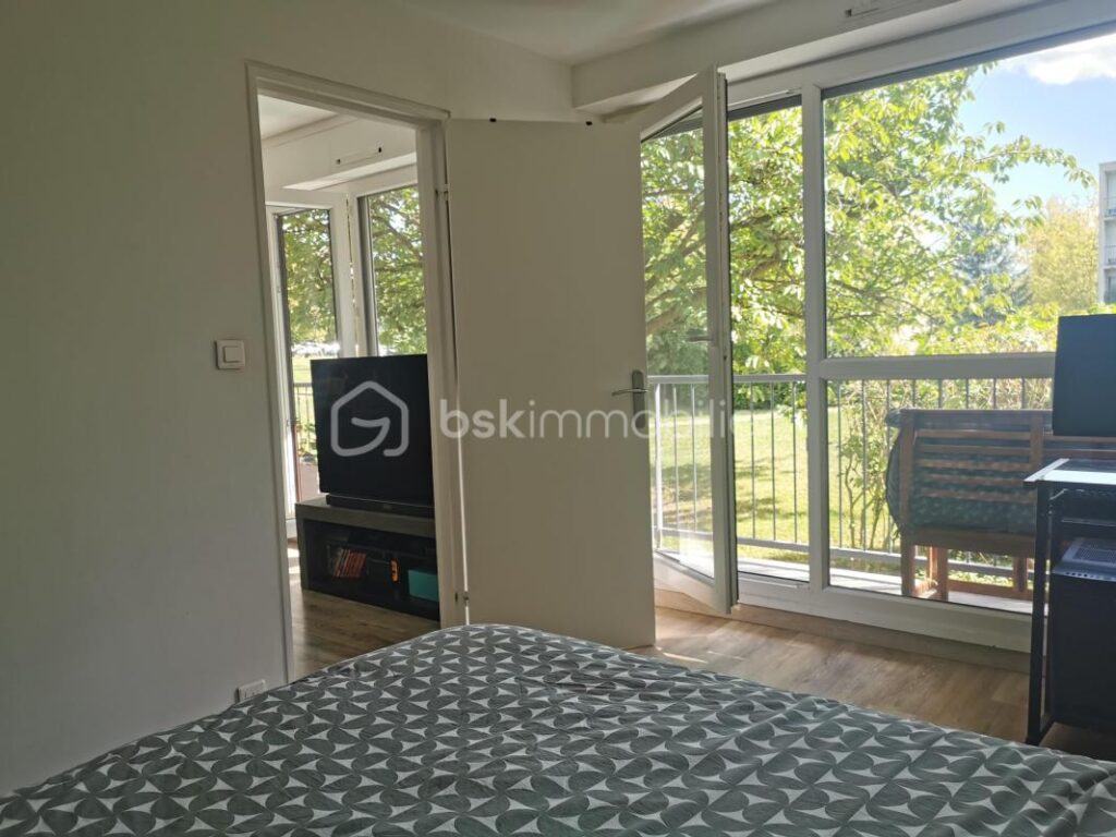 Appartement 3 pièces rénové avec grand balcon filant, sans vis-à-vis – 3 pièces – 2 chambres – 63 m²