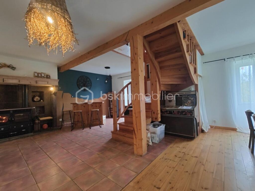 🏡 Maison de charme en pierre – 7 pièces – Vue exceptionnelle sur le Puy-de-Dôme – 7 pièces – 5 chambres – 150 m²