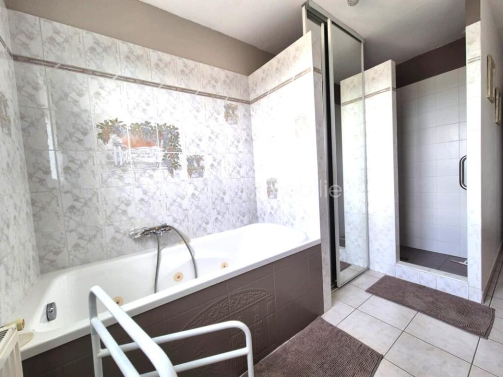 Propriété rare :Villa avec piscine et 3 dépendances locatives – Un placement idéal – 9 pièces – 7 chambres – 190 m²