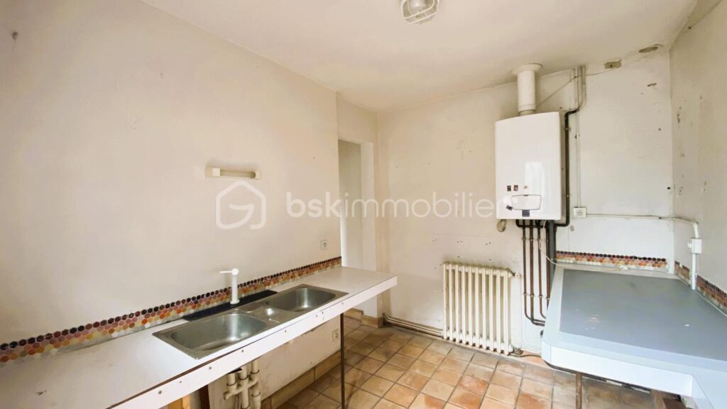 Maison 110m², 2 chambres , mezzanine, jardin 500m², dépendances – 5 pièces – 2 chambres – 112 m²