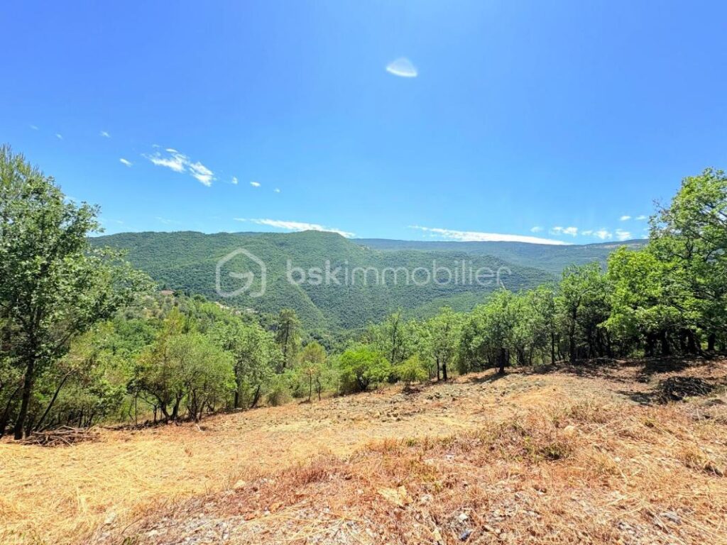 Terrain constructible de 1 605 m² – Vue panoramique – Pierrefeu (06910) À seulement 45 minutes de Nice, dans un cadre naturel privilégié – NR pièces – NR chambres – 1605 m²