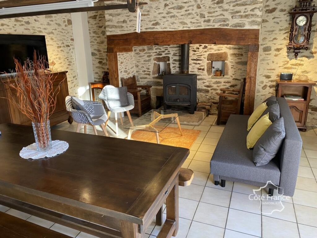 Ensemble de 4 maisons Cantales authentiques à proximité du l – 14 pièces – 7 chambres – 291 m²