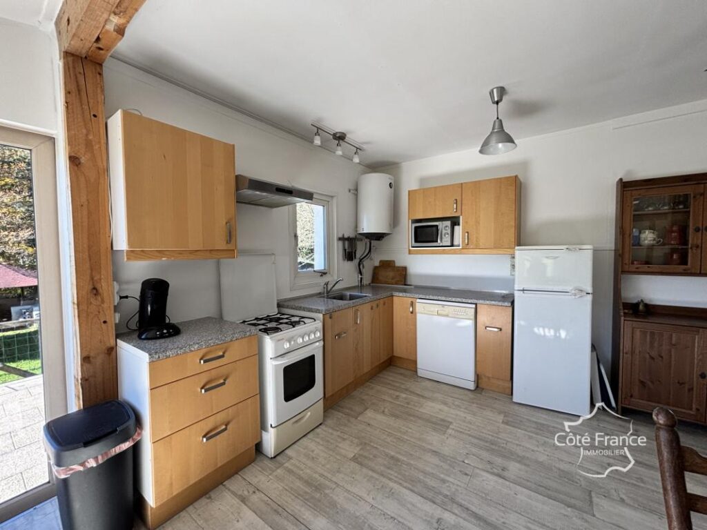 Maison d’été très charmante avec plus de 5 hectares du terra – 3 pièces – 2 chambres – 65 m²