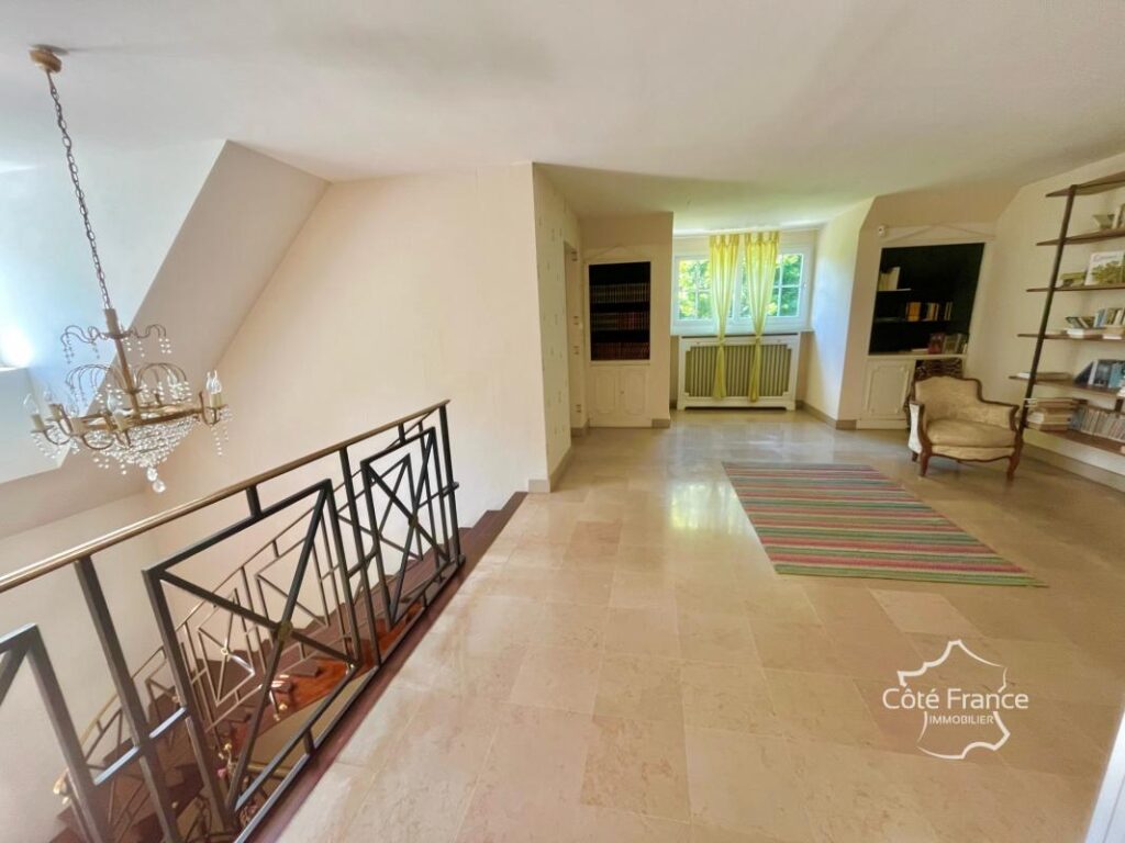 Élégante propriété familiale avec dépendance, terrain, pisci – 8 pièces – 5 chambres – 236 m²