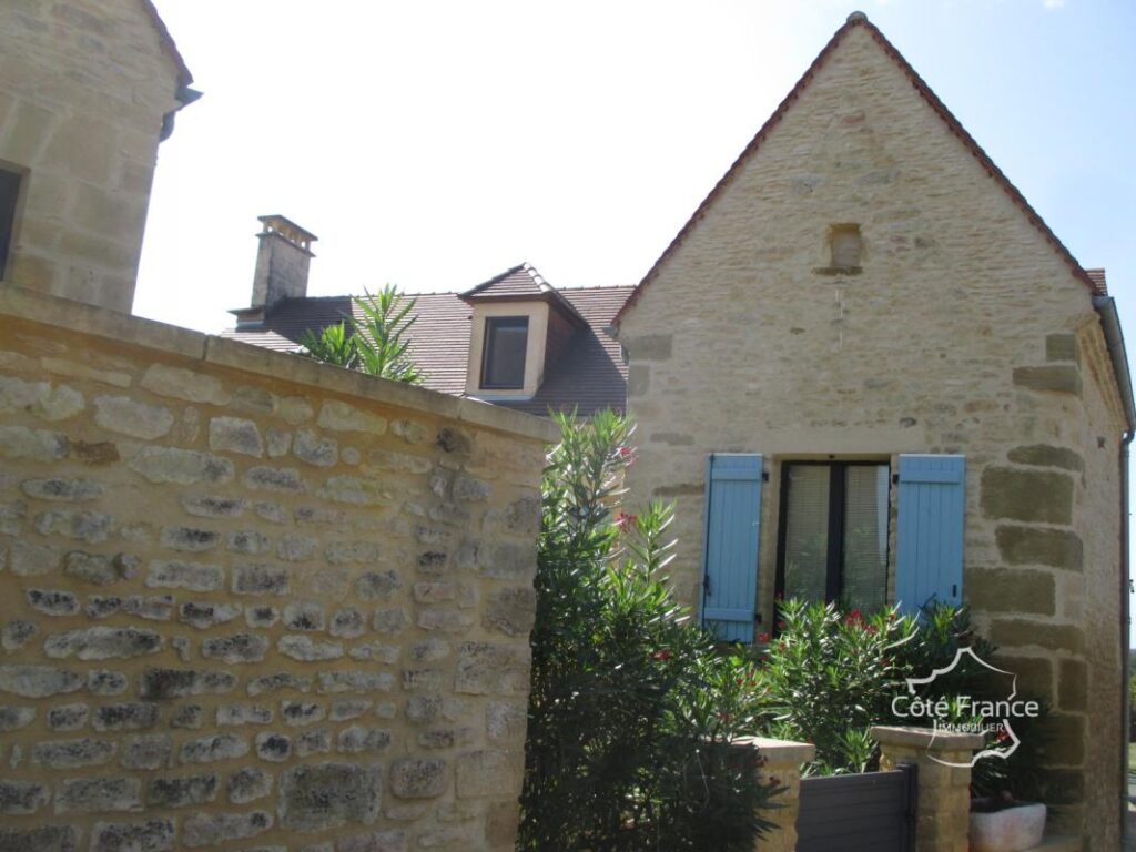 DORDOGNE-SARLAT LA CANEDA: ENSEMBLE IMMOBILIER DE GITES – NR pièces – 15 chambres – 720 m²