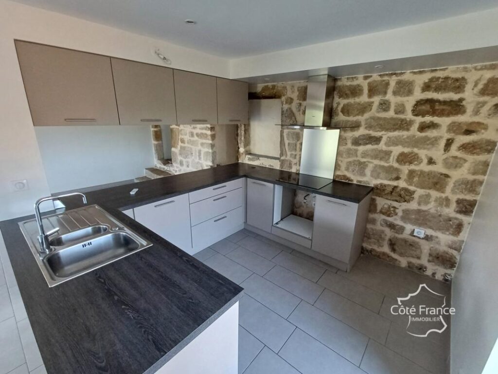 Maison en pierres entièrement rénovée – 7 pièces – 4 chambres – 151 m²