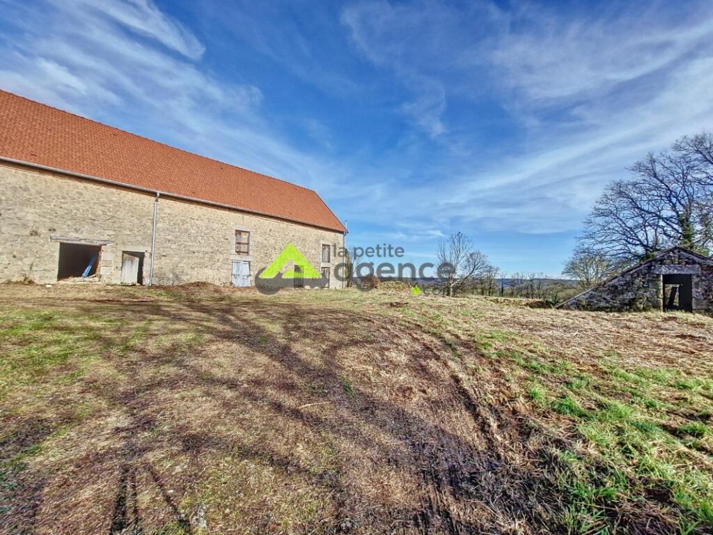 Grange de 200 m2 – AHUN – 2 pièces – 1 chambre – 200 m²