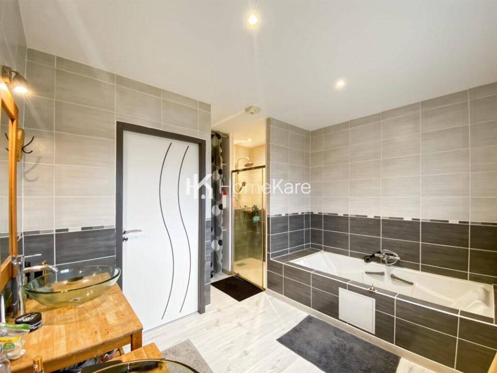 VILLA AVEC VUE, PISCINE, DEPENDANCE ET GRAND GARAGE – 8 pièces – 6 chambres – 275 m²