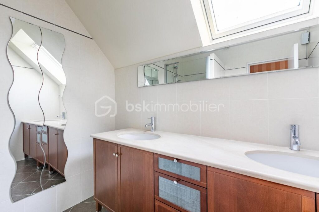 Maison familiale type ‘ORANGER’ 210m² à SAINT-WITZ – 8 pièces – 5 chambres – 210 m²