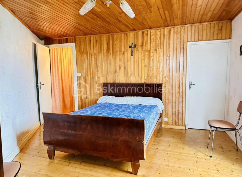 Une vue rare, un emplacement recherché, une maison de caractère au cœur de Roiffieux – 4 pièces – 2 chambres – 75 m²