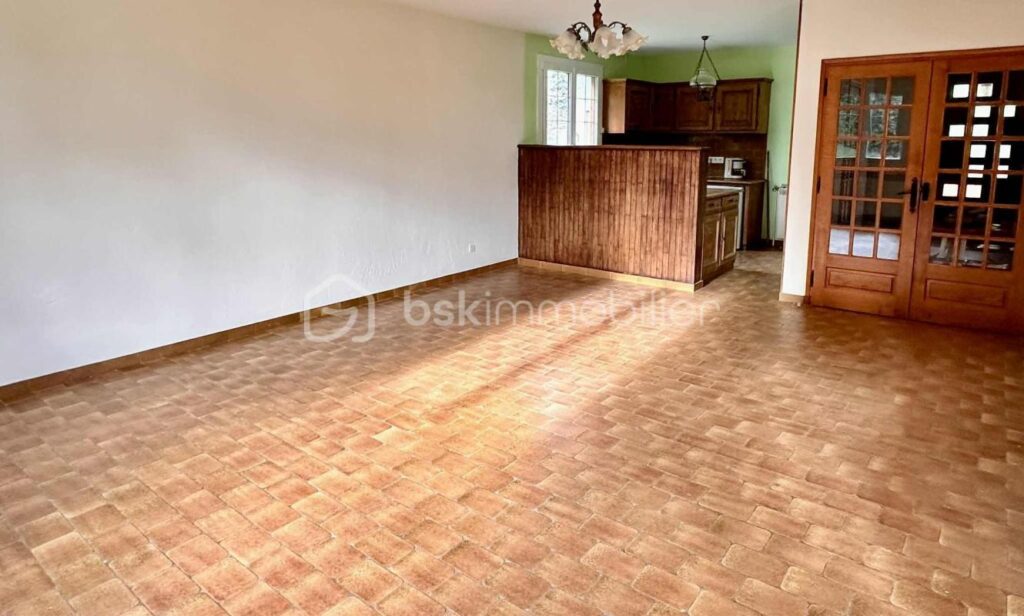 VILLA AVEC SOUS-SOL COMPLET SUR 2 510 m² DE TERRAIN CONSTRUCTIBLE – 4 pièces – 3 chambres – 103 m²