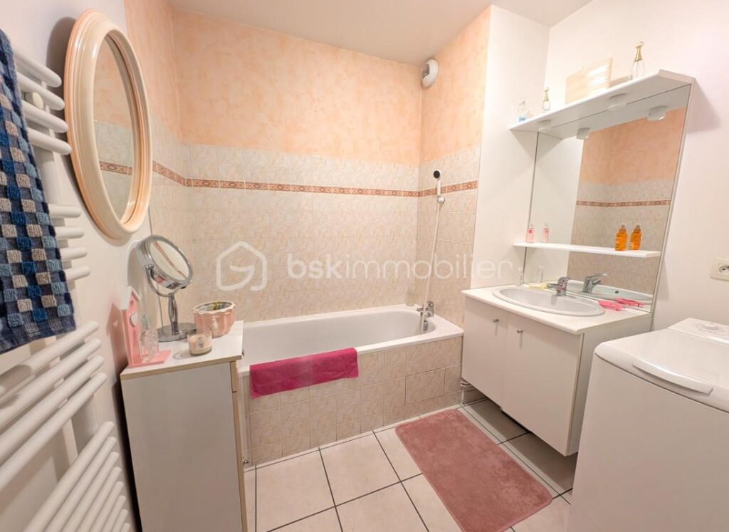 Appartement 2 chambres – 65 m² de lumière, SANS VIS-À-VIS, en hyper-centre, avec STATIONNEMENT et SOLARIUM extérieur – 3 pièces – 2 chambres – 64 m²