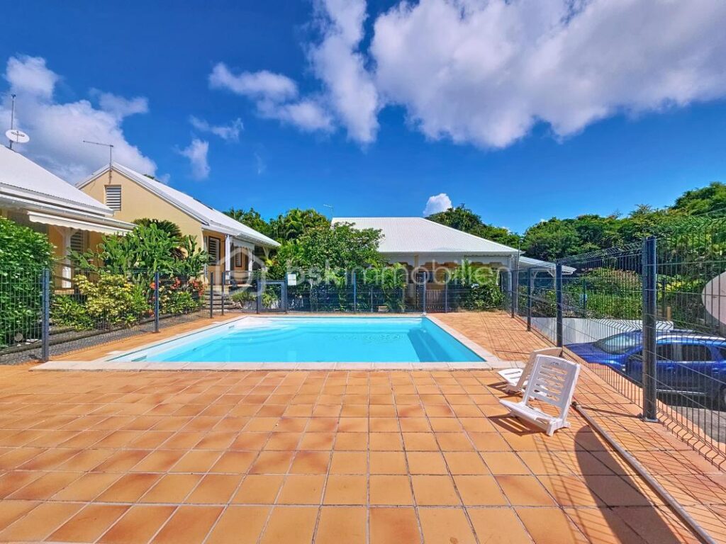 Jolie maison mitoyenne dans petite copropriété avec piscine – 2 pièces – 1 chambre – 33 m²