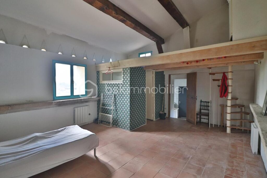 2 immeubles à rénover de 800m² avec cours, terrasse et balcon – NR pièces – NR chambres – 200 m²