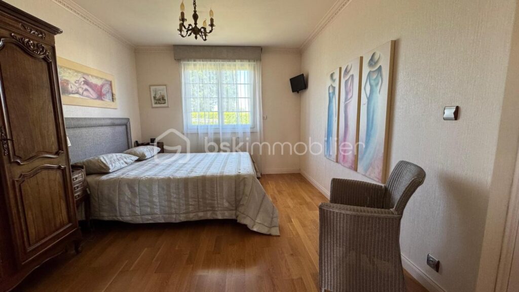 CHARMANTE MAISON TRADITIONNELLE – 8 PIÈCES – 5 CHAMBRES + 1 BUREAU – SOUS-SOL COMPLET – JARDIN CLOS ET ARBORÉ – 8 pièces – 6 chambres – 136 m²