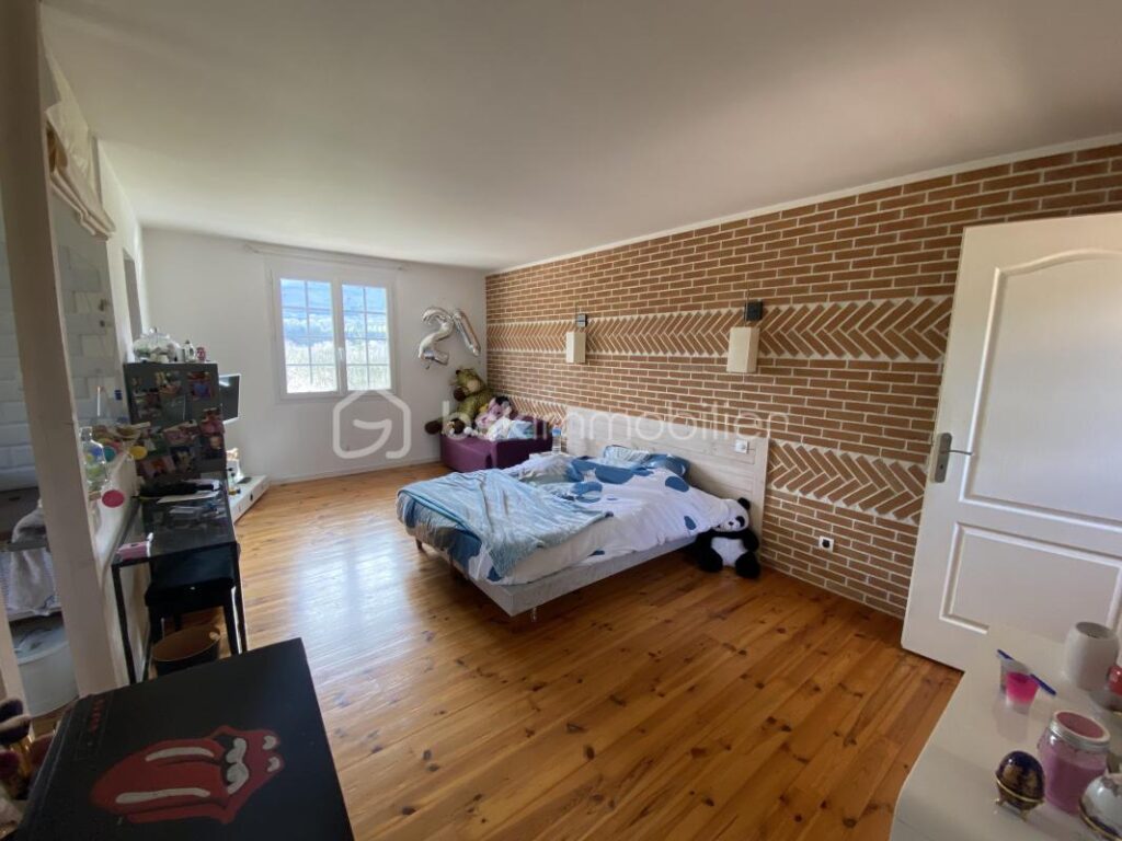 MAISON, 5 CHAMBRES, GRAND JARDIN ET ATELIER – 7 pièces – 5 chambres – 172 m²