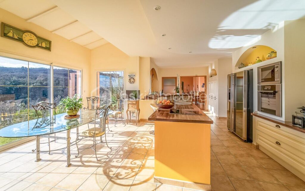 Domaine d’architecte 490 m² – 3 logements indépendants – Piscine à débordement – Vue panoramique – DPE A – Saint-Jean-de-la-Blaquière (34700) – 40 min Montpellier – 16 pièces – 12 chambres – 490 m²