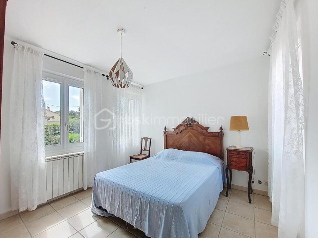 VILLA DE CARACTERE AVEC PISCINE – 7 pièces – 4 chambres – 158 m²