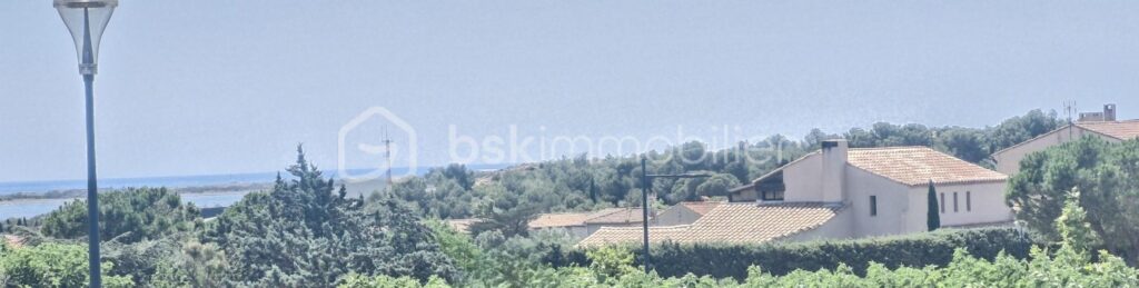 MAISON FAMILIALE AVEC VUE MER/ÉTANG, GARAGE ET SOUS-SOL AMÉNAGEABLE – LEUCATE VILLAGE – 4 pièces – 3 chambres – 110 m²