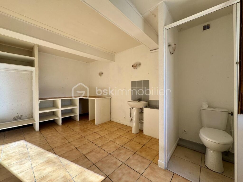 Ancienne ferme de 139m2 habitables – nombreuses dépendances – 4588m2 de terrain – 5 pièces – 3 chambres – 136 m²