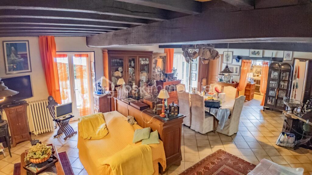 Magnifique longère de caractère avec beau terrain, véranda, annexes et grange sur la commune de Prémery – 6 pièces – 3 chambres – 171 m²