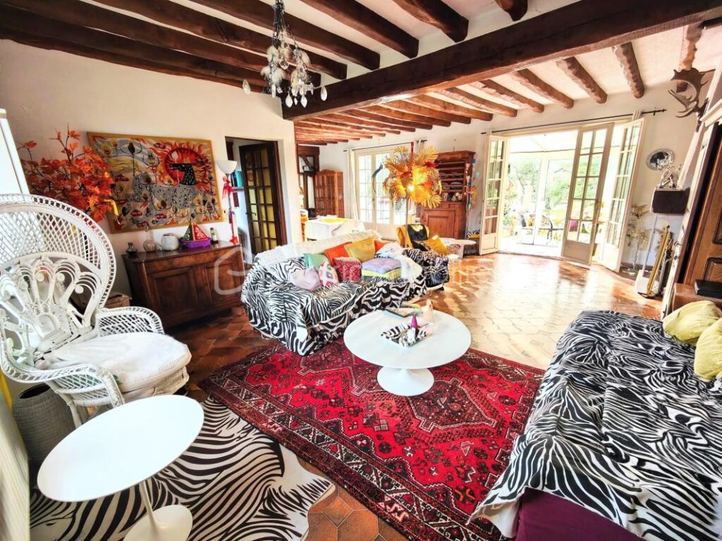 Belle maison familiale 5 ch dans un écrin boisé avec vue dégagée – 7 pièces – 5 chambres – 199 m²